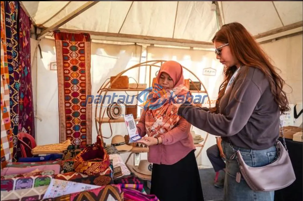 UMKM NTB Raup Omzet Jutaan Rupiah Saat MotoGP Mandalika 2026 Pelaku UMKM NTB menjual produk kuliner dan kerajinan lokal selama MotoGP Mandalika 2026.